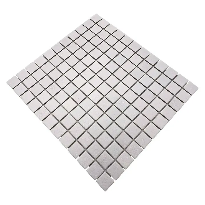 Mosaikfliese Quadrat Uni AT101 - 32,6 x 30 cm, Weiß, Matt - Quadratisches Mosaikfliesenmuster in Weiß auf schwarzem Hintergrund, ideal für Innenräume.