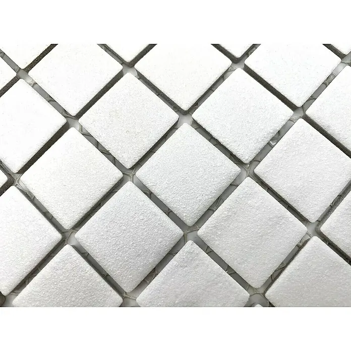Mosaikfliese Quadrat Uni AT101 - 32,6 x 30 cm, Weiß, Matt - Nahaufnahme von weißen Mosaikfliesen, die ein sauberes, modernes und elegantes Aussehen für jeden Raum bieten.