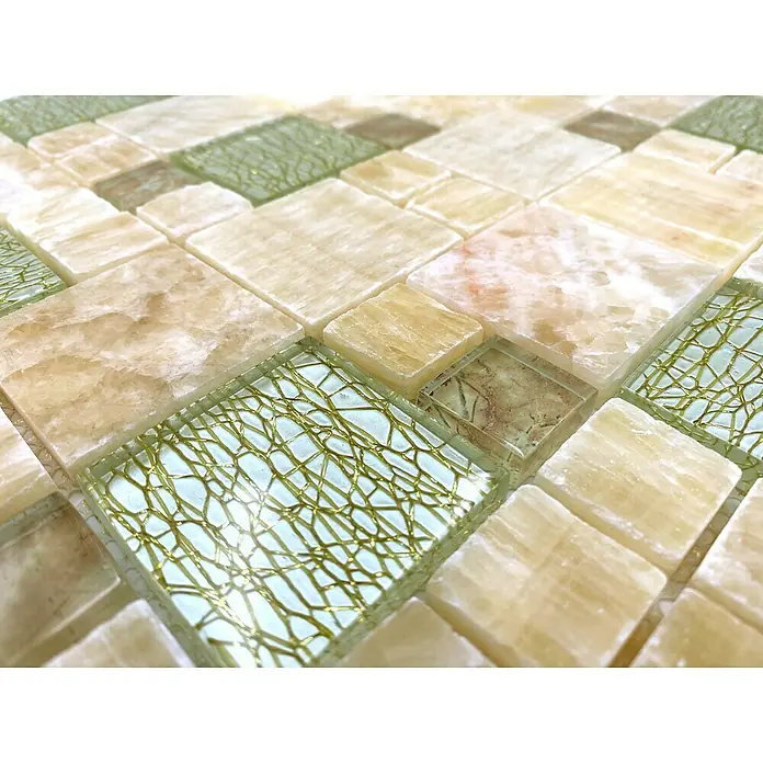 Mosaikfliese Crystal Mix XCM MC649 - 30 x 30 cm, Beige/Braun, Glänzend - Nahaufnahme von dekorativen Fliesen mit Naturstein- und Glaselementen, ideal für stilvolle Innenräume.