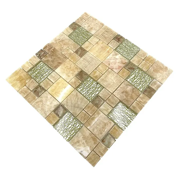 Mosaikfliese Crystal Mix XCM MC649 - 30 x 30 cm, Beige/Braun, Glänzend - Quadratisches Mosaikmuster mit braunen und beigen Steinen, akzentuiert durch dekorative grüne und weiße Einlagen.