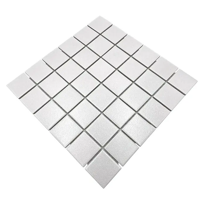 Mosaikfliese Quadrat Uni SAT 302 - 29,8 x 29,8 cm, Weiß, Matt - Quadratische, weisse Keramikfliesen, die zu einem rautenförmigen Mosaikmuster angeordnet sind. Ideal für stilvolle Wand- und Bodengestaltungen.