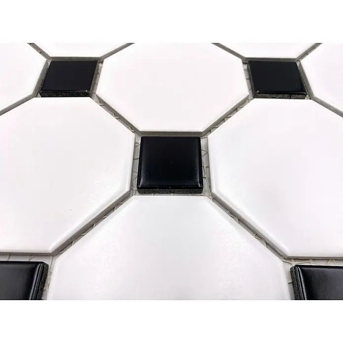 Mosaikfliese OCTA G 948N - 30 x 30 cm, Weiß/Schwarz, Matt - Nahaufnahme von eleganten, schwarz-weißen Mosaikfliesen, die ein auffälliges Muster für moderne Innenräume schaffen.