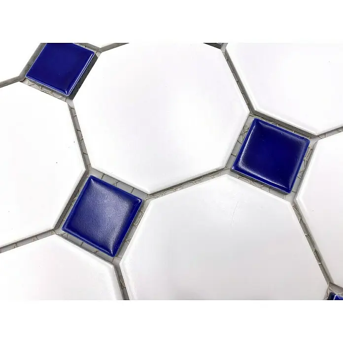 Mosaikfliese OCTA G 944N - 30 x 30 cm, Weiß/Blau, Matt - Nahaufnahme von weißen und blauen Keramikfliesen. Die Fliesen sind in einem geometrischen Muster angeordnet und durch grauen Mörtel getrennt.