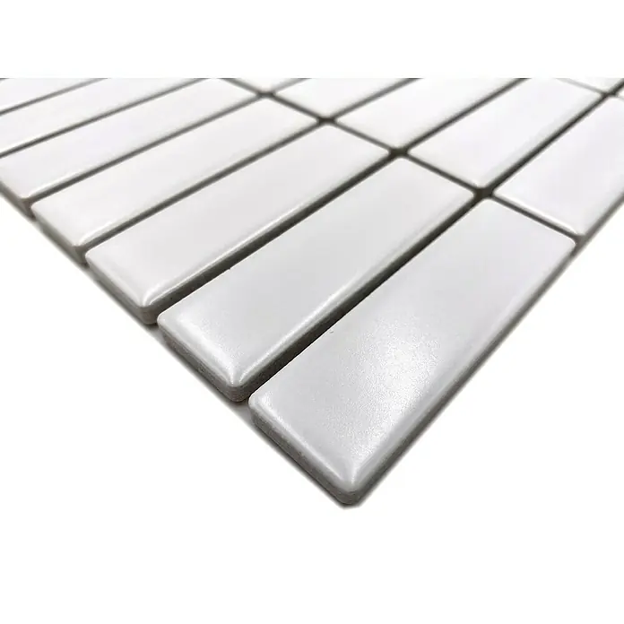 Mosaikfliese Stäbchen Uni ST 320 - 29,7 x 29 cm, Weiß, Matt - Detailaufnahme eines Musters von weißen, rechteckigen Keramikfliesen mit glänzender Oberfläche, ideal für moderne Wandgestaltungen.