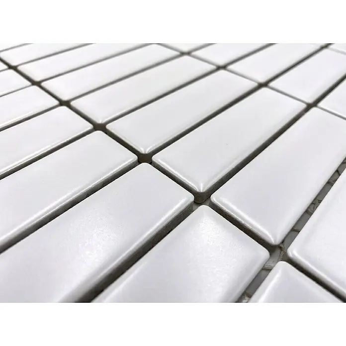 Mosaikfliese Stäbchen Uni ST 320 - 29,7 x 29 cm, Weiß, Matt - Nahaufnahme von rechteckigen, glänzend weißen Fliesen, die ein modernes und sauberes Muster bilden. Ideal für Küche oder Bad.