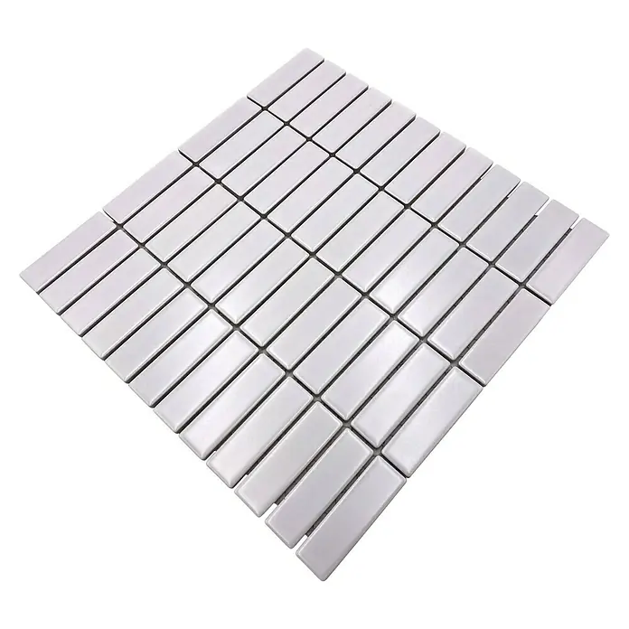 Mosaikfliese Stäbchen Uni ST 320 - 29,7 x 29 cm, Weiß, Matt - Nahaufnahme eines Musters aus weißen Mosaikfliesen. Ideal für moderne Bad- und Küchengestaltung, die einen eleganten Akzent setzt.