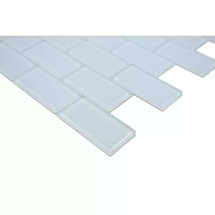 Mosaikfliese Brick Crystal CM B400 - 32,2 x 31 cm, Weiß, Glänzend - Weiße Glas-Subway-Fliesen im Fischgrätmuster angeordnet.