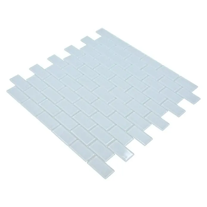 Mosaikfliese Brick Crystal CM B400 - 32,2 x 31 cm, Weiß, Glänzend - Nahaufnahme eines Blatts weißer Subway-Fliesen für Küche oder Bad, perfekt für einen minimalistischen, modernen Look.