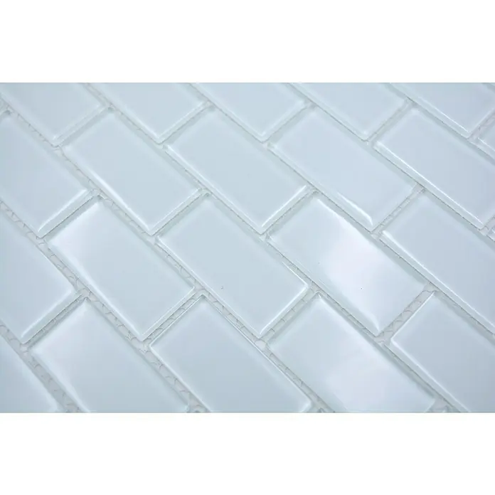 Mosaikfliese Brick Crystal CM B400 - 32,2 x 31 cm, Weiß, Glänzend - Nahaufnahme von weißen rechteckigen Glasmosaikfliesen, die in einem Fischgrätenmuster angeordnet sind und ein modernes Design für Badezimmer und Küchen bieten.