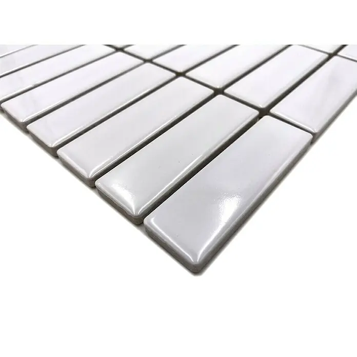 Mosaikfliese Stäbchen Uni ST 310 - 29,7 x 29 cm, Weiß, Glänzend - Nahaufnahme von glänzenden, länglichen, weißen Keramikfliesen, ideal für moderne Küchendesigns oder Badezimmerakzente.