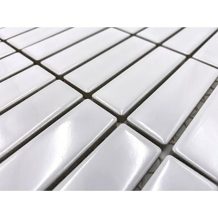 Mosaikfliese Stäbchen Uni ST 310 - 29,7 x 29 cm, Weiß, Glänzend - Nahaufnahme von glänzenden, rechteckigen, weißen Fliesen, die ein sauberes und modernes Design für Badezimmer oder Küchenrückwände bieten.