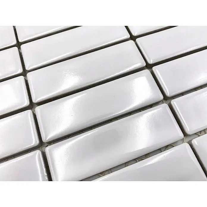 Mosaikfliese Stäbchen Uni ST 310 - 29,7 x 29 cm, Weiß, Glänzend - Nahaufnahme von glänzenden, weißen Riegelfliesen, die ein modernes und sauberes Design für Küche oder Bad bieten.
