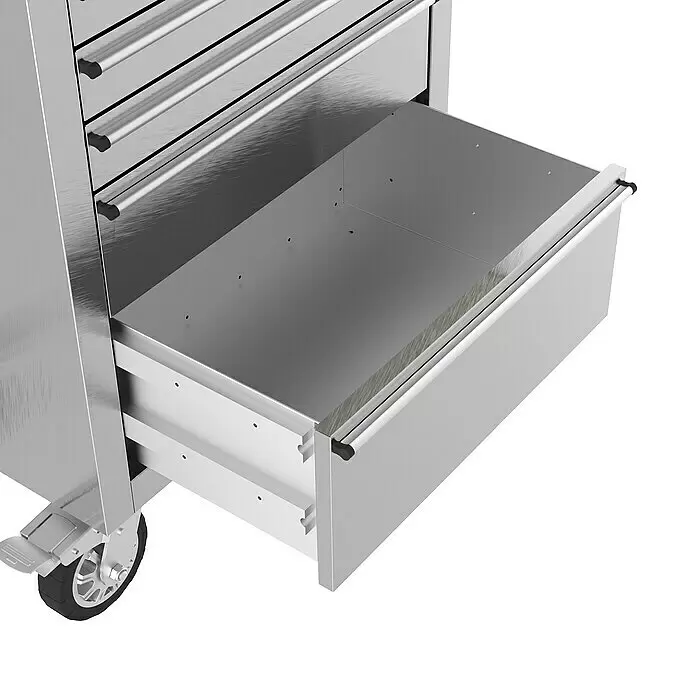 Güde Werkstattwagen GW 5 INOX - L x B x H: 493 x 743 x 905 mm, Anzahl Schubladen: 5 Stk., Silber - Gebürsteter Edelstahl-Werkzeugschrank mit einer teilweise geöffneten Schublade, die ihr silbernes Inneres zeigt. Mit Schwerlastrollen.