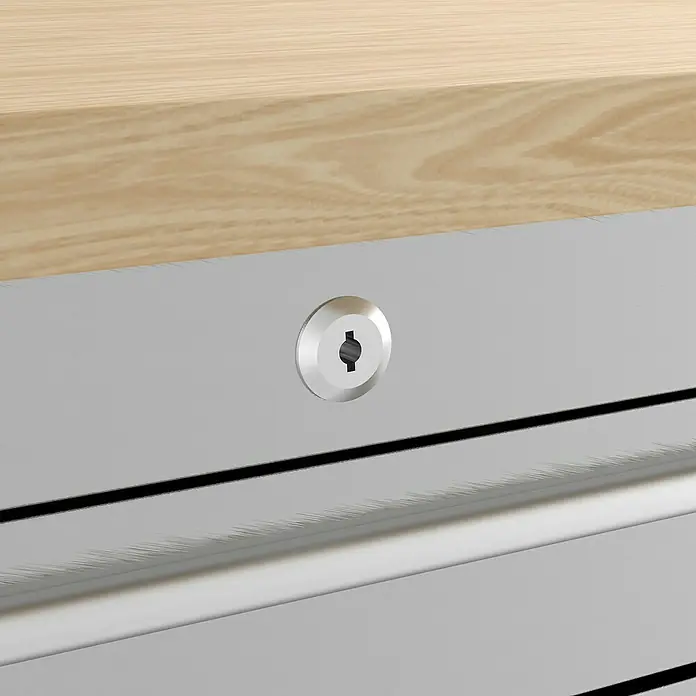 Güde Werkstattwagen GW 5 INOX - L x B x H: 493 x 743 x 905 mm, Anzahl Schubladen: 5 Stk., Silber - Nahaufnahme eines silbernen Schrankes mit einem markanten Schlüsselloch, der einen sicheren und stilvollen Stauraum verspricht.