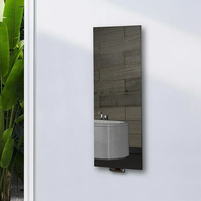 Szagato Designheizkörper Montevideo - B x H: 470 x 1.200 mm, Wärmeleistung bei Vorlauftemperatur von 75 °C (D: 50): 799 W, Silber, Ohne Handtuchhalter - Ein schlanker, wandmontierter Spiegel reflektiert ein modernes Badezimmer mit Waschbecken und Fliesenwand, ergänzt durch üppiges Grün im Hintergrund.