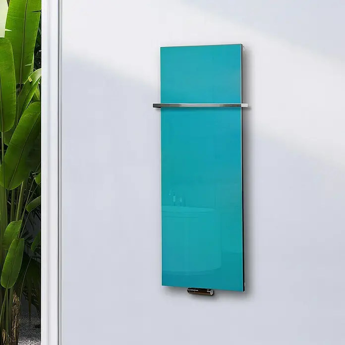 Szagato Designheizkörper Montevideo - B x H: 470 x 1.200 mm, Wärmeleistung bei Vorlauftemperatur von 75 °C (D: 50): 799 W, Türkis, Mit 1 Handtuchhalter (15 mm) - Moderne, türkisfarbene Glasheizung mit Handtuchhalter an einer weißen Wand, die ein stilvolles und funktionales Badezimmer-Accessoire darstellt.
