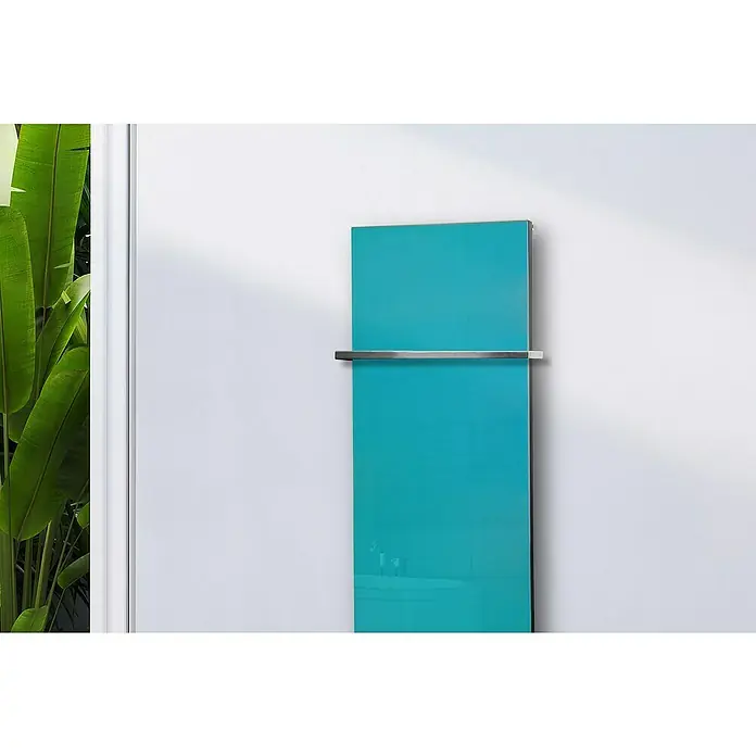 Szagato Designheizkörper Montevideo - B x H: 470 x 1.200 mm, Wärmeleistung bei Vorlauftemperatur von 75 °C (D: 50): 799 W, Türkis, Mit 1 Handtuchhalter (15 mm) - Ein modernes, türkisblaues Heizpaneel mit einem Handtuchhalter aus Edelstahl, das an einer weißen Wand montiert ist.