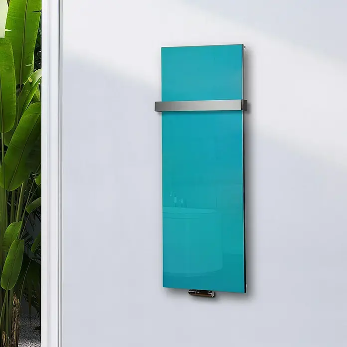 Szagato Designheizkörper Montevideo - B x H: 470 x 1.200 mm, Wärmeleistung bei Vorlauftemperatur von 75 °C (D: 50): 799 W, Türkis, Mit 1 Handtuchhalter (50 mm) - Nahaufnahme eines modernen, türkisblauen Handtuchwärmers mit Chrombügel an einer weißen Wand, der ein elegantes Badezimmerdesign zeigt.