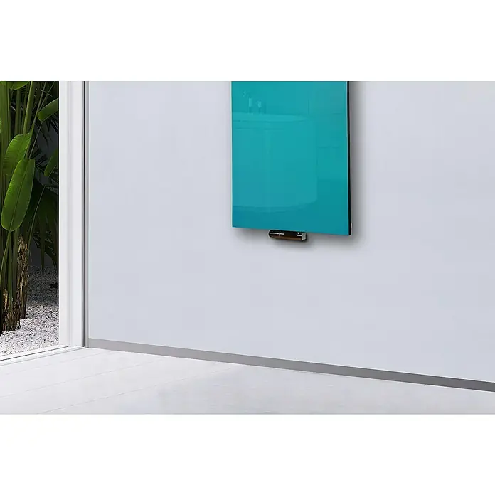 Szagato Designheizkörper Montevideo - B x H: 470 x 1.200 mm, Wärmeleistung bei Vorlauftemperatur von 75 °C (D: 50): 799 W, Türkis, Mit 1 Handtuchhalter (50 mm) - Nahaufnahme einer modernen, türkisfarbenen Glasheizung, die elegant an einer weißen Wand montiert ist und Wärme und Stil vereint.