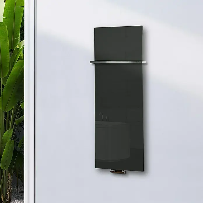 Szagato Designheizkörper Montevideo - B x H: 470 x 1.200 mm, Wärmeleistung bei Vorlauftemperatur von 75 °C (D: 50): 799 W, Grau, Silber, Mit 1 Handtuchhalter (15 mm) - Das Bild zeigt einen eleganten, schwarzen Handtuchwärmer an einer weißen Wand, der Funktionalität und modernes Design vereint.