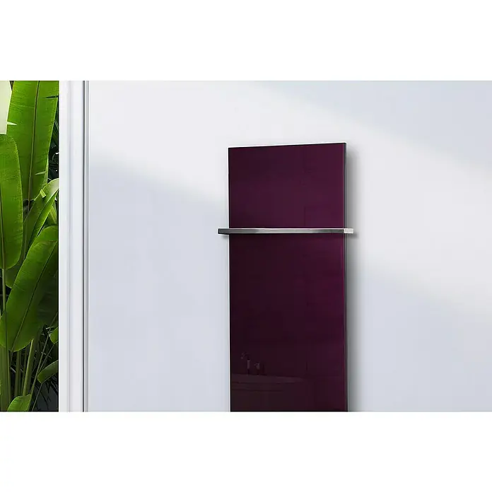 Szagato Designheizkörper Montevideo - B x H: 470 x 1.200 mm, Wärmeleistung bei Vorlauftemperatur von 75 °C (D: 50): 799 W, Purpur Violett, Mit 1 Handtuchhalter (15 mm) - Das Bild zeigt einen modernen, auberginefarbenen Handtuchwärmer mit einem silbernen Handtuchhalter an einer weißen Wand.
