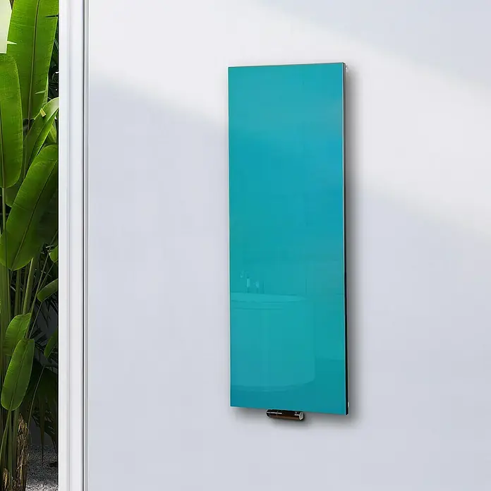 Szagato Designheizkörper Montevideo - B x H: 470 x 1.200 mm, Wärmeleistung bei Vorlauftemperatur von 75 °C (D: 50): 799 W, Türkis, Ohne Handtuchhalter - Ein moderner, blaugrüner Glasheizkörper hängt an einer weißen Wand, der als stilvolles und funktionales Designelement dient.