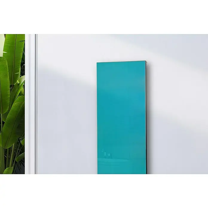 Szagato Designheizkörper Montevideo - B x H: 470 x 1.200 mm, Wärmeleistung bei Vorlauftemperatur von 75 °C (D: 50): 799 W, Türkis, Ohne Handtuchhalter - Ein hochformatiger, türkis schimmernder Spiegel hängt an einer weißen Wand und reflektiert subtil die Umgebung. Minimalistisches Design für moderne Räume.