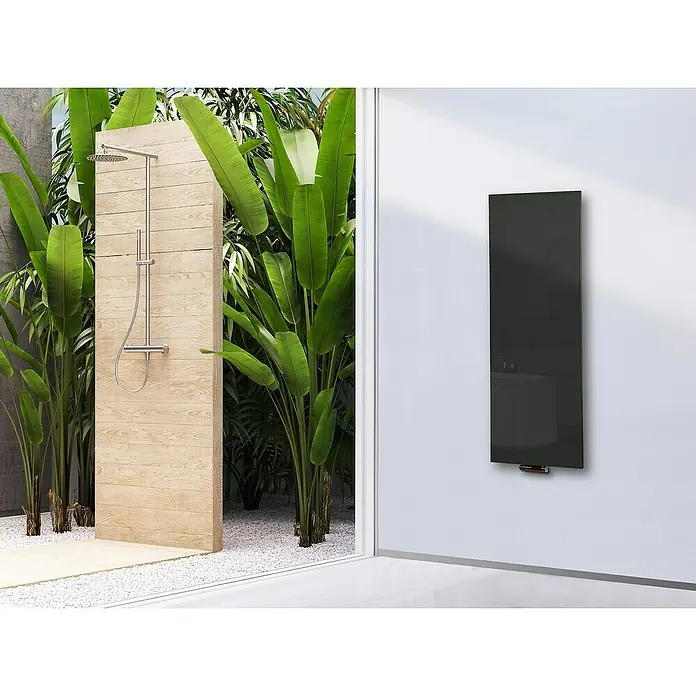 Szagato Designheizkörper Montevideo - B x H: 470 x 1.200 mm, Wärmeleistung bei Vorlauftemperatur von 75 °C (D: 50): 799 W, Grau, Silber, Ohne Handtuchhalter - Elegantes schwarzes Heizpaneel an einer weißen Wand neben einer Außendusche und tropischen Pflanzen. Modernes Design für stilvolle Badezimmer.