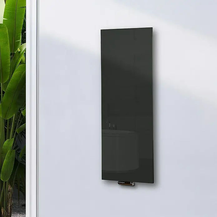 Szagato Designheizkörper Montevideo - B x H: 470 x 1.200 mm, Wärmeleistung bei Vorlauftemperatur von 75 °C (D: 50): 799 W, Grau, Silber, Ohne Handtuchhalter - Schwarzer, an der Wand montierter Heizkörper mit glatter Oberfläche reflektiert das Badezimmer. Moderne Badgestaltung mit funktionaler Heizlösung.
