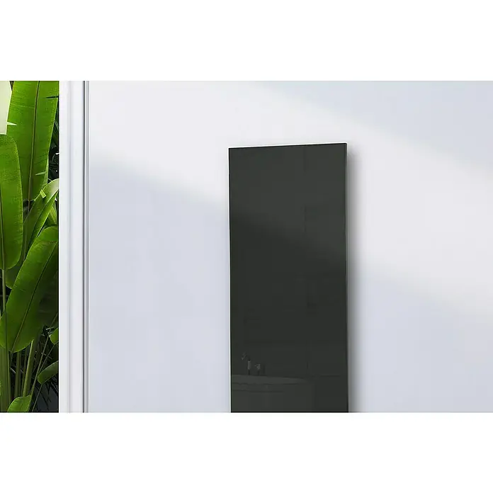 Szagato Designheizkörper Montevideo - B x H: 470 x 1.200 mm, Wärmeleistung bei Vorlauftemperatur von 75 °C (D: 50): 799 W, Grau, Silber, Ohne Handtuchhalter - Eine stilvolle, hochglänzende schwarze Heizkörperplatte an einer weißen Wand mit Pflanzen im Hintergrund.