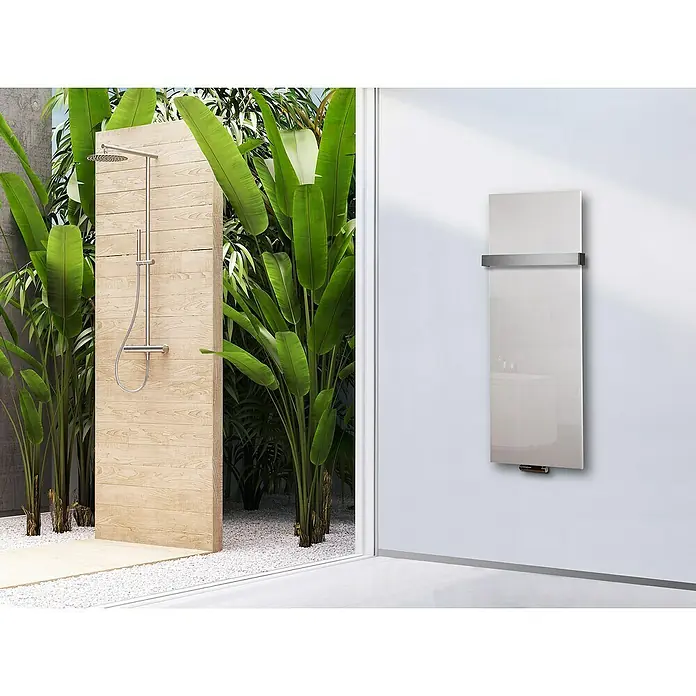 Szagato Designheizkörper Montevideo - B x H: 470 x 1.200 mm, Wärmeleistung bei Vorlauftemperatur von 75 °C (D: 50): 799 W, Weiß, Mit 1 Handtuchhalter (50 mm) - Ein moderner, weißer Badheizkörper hängt an einer Wand neben einer ebenerdigen Dusche im Freien, umgeben von üppigem Grün.