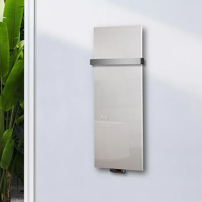 Szagato Designheizkörper Montevideo - B x H: 470 x 1.200 mm, Wärmeleistung bei Vorlauftemperatur von 75 °C (D: 50): 799 W, Weiß, Mit 1 Handtuchhalter (50 mm) - Ein stilvoller, weißer Handtuchwärmer mit einer Chromstange an einer weißen Wand, perfekt für jedes moderne Badezimmer.