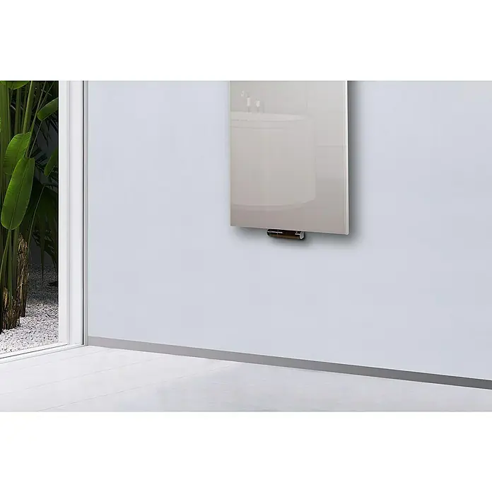 Szagato Designheizkörper Montevideo - B x H: 470 x 1.200 mm, Wärmeleistung bei Vorlauftemperatur von 75 °C (D: 50): 799 W, Weiß, Mit 1 Handtuchhalter (50 mm) - Das Bild zeigt einen modernen Handtuchwärmer in einem Badezimmer. Der Heizkörper hängt an der Wand und reflektiert das Waschbecken.