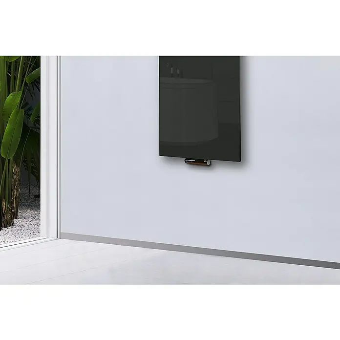 Szagato Designheizkörper Montevideo - B x H: 470 x 1.200 mm, Wärmeleistung bei Vorlauftemperatur von 75 °C (D: 50): 799 W, Grau, Silber, Mit 1 Handtuchhalter (50 mm) - Das Bild zeigt einen eleganten, schwarzen Heizkörper mit Holzdetails an einer hellen Wand.