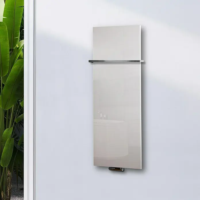 Szagato Designheizkörper Montevideo - B x H: 470 x 1.200 mm, Wärmeleistung bei Vorlauftemperatur von 75 °C (D: 50): 799 W, Weiß, Mit 1 Handtuchhalter (15 mm) - Das Bild zeigt einen modernen, an der Wand montierten Handtuchwärmer mit einer glatten, reflektierenden Oberfläche und einem minimalistischen Design.