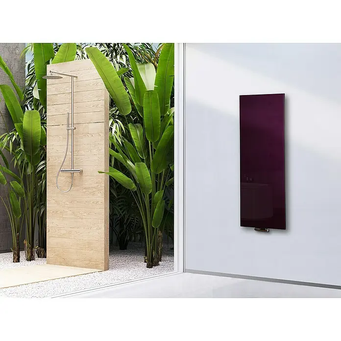 Szagato Designheizkörper Montevideo - B x H: 470 x 1.200 mm, Wärmeleistung bei Vorlauftemperatur von 75 °C (D: 50): 799 W, Purpur Violett, Ohne Handtuchhalter - Das Bild zeigt einen modernen, auberginefarbenen Heizkörper an einer weißen Wand, der Eleganz und Wärme in das Badezimmer bringt.
