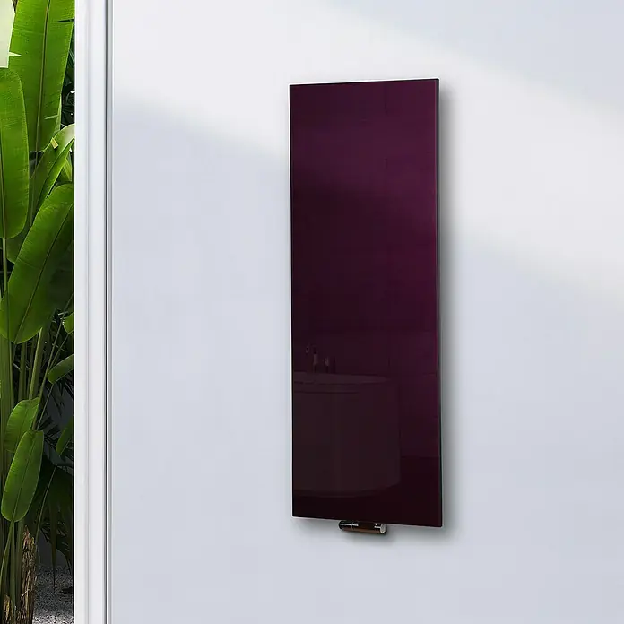 Szagato Designheizkörper Montevideo - B x H: 470 x 1.200 mm, Wärmeleistung bei Vorlauftemperatur von 75 °C (D: 50): 799 W, Purpur Violett, Ohne Handtuchhalter - Elegantes, auberginefarbenes Heizpaneel an einer weißen Wand montiert, das Wärme und Stil in Ihr Zuhause bringt.