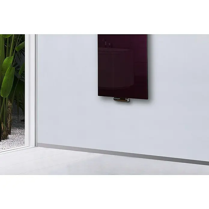 Szagato Designheizkörper Montevideo - B x H: 470 x 1.200 mm, Wärmeleistung bei Vorlauftemperatur von 75 °C (D: 50): 799 W, Purpur Violett, Ohne Handtuchhalter - Nahaufnahme einer eleganten, an der Wand montierten Heizung mit Glasfront und einem schlanken, minimalistischen Design.