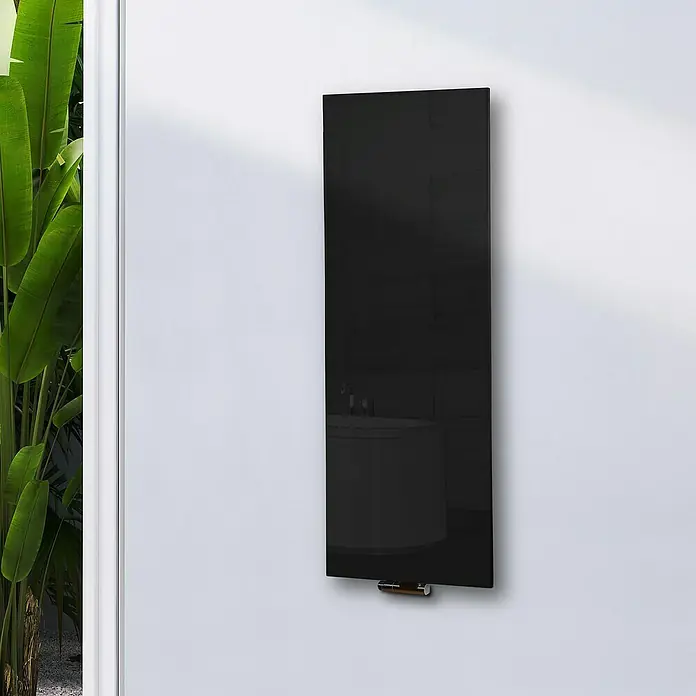 Szagato Designheizkörper Montevideo - B x H: 470 x 1.200 mm, Wärmeleistung bei Vorlauftemperatur von 75 °C (D: 50): 799 W, Schwarz, Ohne Handtuchhalter - Schwarzer Design-Heizkörper an einer weißen Wand mit einem Waschbecken im Hintergrund. Blickfang für moderne Badezimmer.