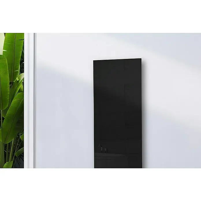 Szagato Designheizkörper Montevideo - B x H: 470 x 1.200 mm, Wärmeleistung bei Vorlauftemperatur von 75 °C (D: 50): 799 W, Schwarz, Ohne Handtuchhalter - Schlanker, hochglänzender, schwarzer Heizkörper an einer weißen Wand, der ein modernes und elegantes Designelement im Raum darstellt.