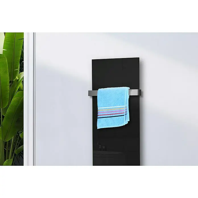Szagato Designheizkörper Montevideo - B x H: 470 x 1.200 mm, Wärmeleistung bei Vorlauftemperatur von 75 °C (D: 50): 799 W, Schwarz, Mit 1 Handtuchhalter (50 mm) - Ein moderner, schwarzer Handtuchwärmer mit einem hellblauen Handtuch, das mit farbigen Streifen verziert ist, hängt an der Wand.