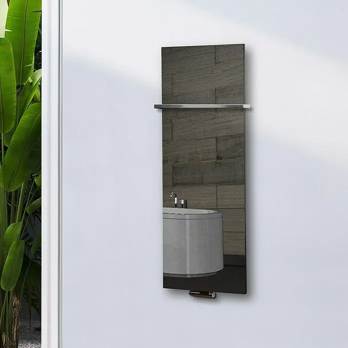 Szagato Designheizkörper Montevideo - B x H: 470 x 1.200 mm, Wärmeleistung bei Vorlauftemperatur von 75 °C (D: 50): 799 W, Silber, Mit 1 Handtuchhalter (15 mm) - Das Bild zeigt einen modernen Spiegelheizkörper mit Handtuchhalter, der Eleganz und Funktionalität im Badezimmer vereint.