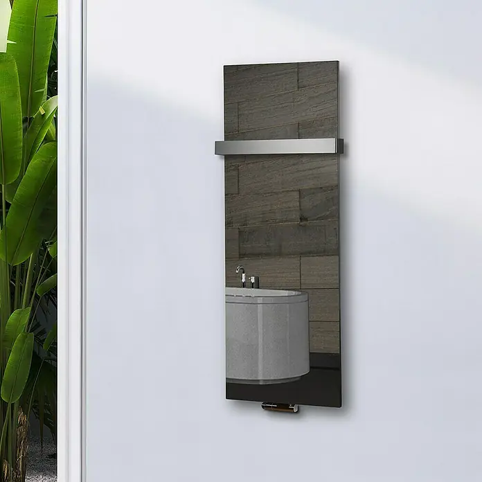 Szagato Designheizkörper Montevideo - B x H: 470 x 1.200 mm, Wärmeleistung bei Vorlauftemperatur von 75 °C (D: 50): 799 W, Silber, Mit 1 Handtuchhalter (50 mm) - Das Bild zeigt einen modernen Badheizkörper mit Spiegel, der an einer weißen Wand befestigt ist. Der Heizkörper reflektiert ein Waschbecken und eine Wand.