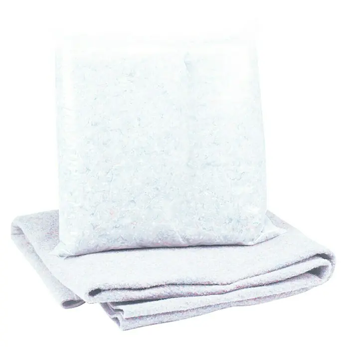 myPool Bodenschutzvlies - Kunststoff, Passend für: Pools mit Ø 366 cm - Ein Sack mit weißem Stofffüllmaterial liegt auf einem gefalteten, weißen Stoff. Ideal für DIY-Projekte und Polsterarbeiten.