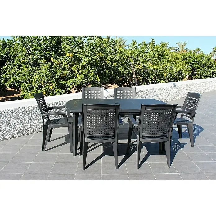 Silla de jardín Atlantic - 59 x 60 x 87 cm, Antracita, Polipropileno, Apilable - Juego de comedor negro con seis sillas en terraza alicatada frente a exuberante vegetación, ideal para comer al aire libre.