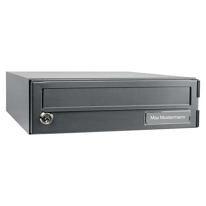 Burg-Wächter Wandbriefkasten eBoxx E 625 - L x B x H: 45 cm x 380 mm x 11,5 cm, Anthrazit, Stahl, Namensschild - Ein grauer Briefkasten mit Schloss und Namensschild „Max Mustermann“ ist abgebildet. Der Briefkasten ist rechteckig und aus Metall gefertigt.