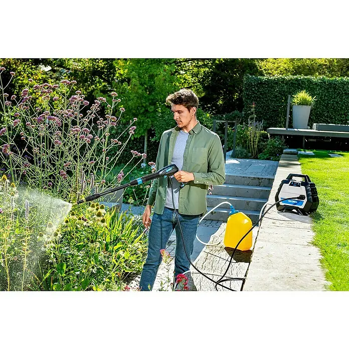 Gloria Power for All 18V Wasserkanister MultiJet Universal - Passend für: Gloria MultiJet 18V, MultiJet 36V und MultiJet 230V - Ein Mann benutzt einen Gloria-Hochdruckreiniger mit Tank, um Blumen im Garten zu bewässern. Das Gerät ist kompakt und mobil.