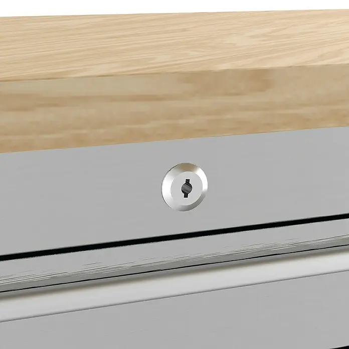Güde Werkstattwagen GW 10 INOX - L x B x H: 493 x 1.435 x 905 mm, Anzahl Schubladen: 10 Stk., Silber - Nahaufnahme eines abschließbaren Schubladenelements, das sich ideal für die sichere Aufbewahrung von Werkzeugen eignet.