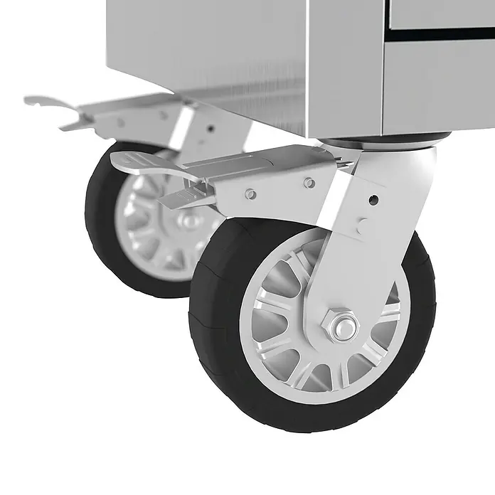Güde Werkstattwagen GW 10 INOX - L x B x H: 493 x 1.435 x 905 mm, Anzahl Schubladen: 10 Stk., Silber - Nahaufnahme der Rollen mit Feststellbremsen an einem Metallwagen, die Mobilität und Stabilität gewährleisten.