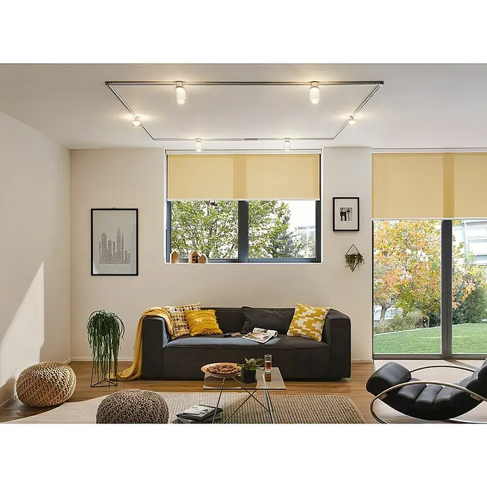 Paulmann URail LED-Spot Topa - 5,2 W, Chrom matt/Transparent/Satin, L x B x H: 73 x 80 x 80 mm - Wohnzimmer mit grauer Couch, gelben Akzenten und einer modernen Deckenleuchte, die den Raum optimal ausleuchtet.